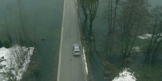 汽车在被洪水淹没的地区行驶