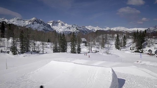 空中自由式滑雪者在雪地公园做后空翻