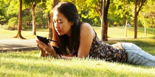 一名亚洲女性使用带触控笔的智能手机