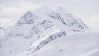 在一个有雾的冬日，雪山的景色视频素材模板下载
