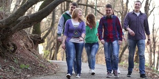 一群大学生在散步
