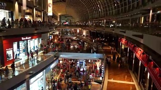 新加坡购物中心里拥挤的人群视频素材模板下载