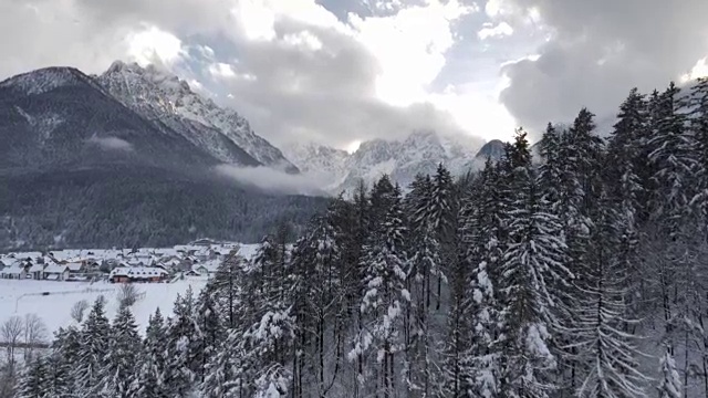 空中拍摄的雪山峡谷下面的山顶