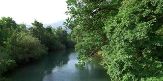 空中的深绿色河流缓慢地流过乡村