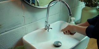 高清视频-女人清洁她的手在厕所。