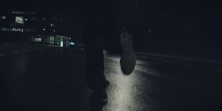 男人在晚上慢跑