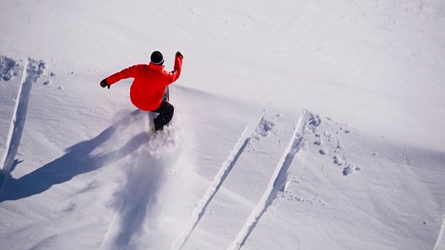 滑雪板运动员在滑雪坡上表演特技