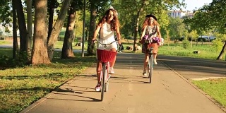 时髦的朋友们骑着自行车，带着装满鲜花的篮子