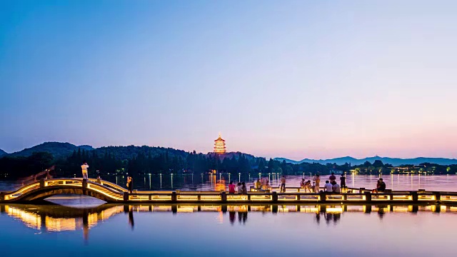 杭州西湖的桥和塔从黄昏到夜晚。时间流逝。