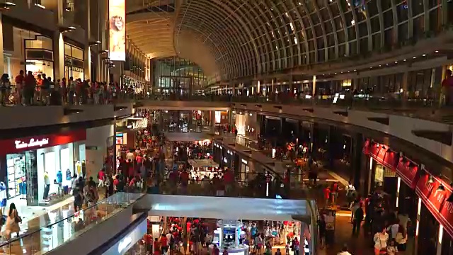 新加坡购物中心里拥挤的人群