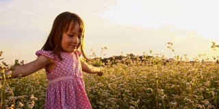 SLO MO可爱的女孩与一束花在田野