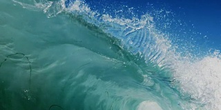 一个美丽的波POV波浪打破相机在浅滩在加利福尼亚夏天的阳光。慢动作在红龙上以300FPS的速度拍摄。