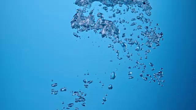 SLO MO气泡浮在水中