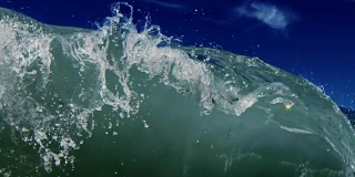 一个完美的细节美丽的波POV波浪打破相机在加利福尼亚夏天的阳光浅沙滩上。慢动作在红龙上以300FPS的速度拍摄。