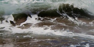 美丽的波浪唇，看起来像薄玻璃滑进相机在浅滩在加利福尼亚夏天的阳光。慢动作在红龙上以300FPS的速度拍摄。