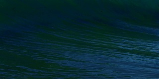 巨大的完美桶美丽的波POV波浪打破了相机在加利福尼亚夏天的阳光浅沙滩上。慢动作在红龙上以300FPS的速度拍摄。