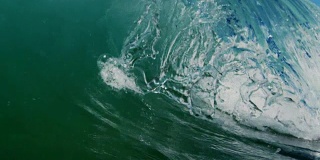 完美详细美丽的波POV波浪打破相机在加利福尼亚夏天的阳光浅沙滩上。慢动作在红龙上以300FPS的速度拍摄。