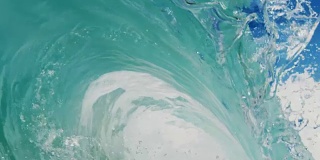 巨大的完美桶波POV，海浪打破了相机在加利福尼亚夏天的阳光浅沙滩上。慢动作在红龙上以300FPS的速度拍摄。
