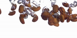 咖啡豆溅入水中(超级慢镜头)
