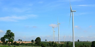 风力涡轮机的领域与风天空和Cloudscape