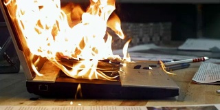 SLO MO笔记本电脑被锤子砸着火