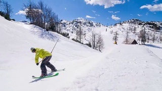 自由式滑雪运动员在雪场表演跳高特技视频素材模板下载