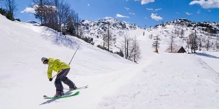 自由式滑雪运动员在雪场表演跳高特技