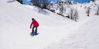 自由式滑雪运动员在雪上公园表演跳高特技