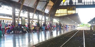 华兰芳火车站的身份不明的泰国人和游客