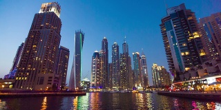 迪拜码头的现代摩天大楼