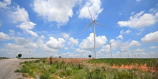 风力涡轮机的领域与风天空和Cloudscape