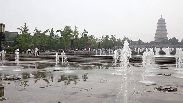 西安大雁塔前的喷泉