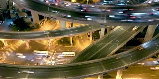 上海夜间立交桥上繁忙的交通，时光流逝