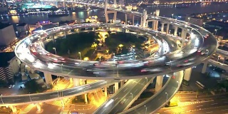 上海夜间立交桥上繁忙的交通，时光流逝