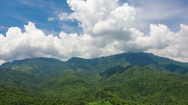 时间流逝的山峰和多云的天空