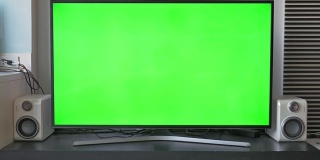 绿色屏幕电视在客厅