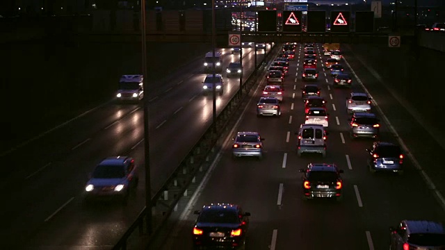 高速公路夜间交通堵塞，实时报道