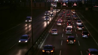 高速公路夜间交通堵塞，实时报道视频素材模板下载