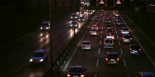 高速公路夜间交通堵塞，实时报道
