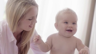 母亲和婴儿视频素材模板下载