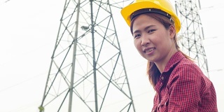 HD起重机:年轻女电气工程师肖像