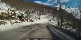 冬季山口上的车载摄像机
