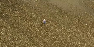 空中的农民正在检查被洪水淹没的玉米地