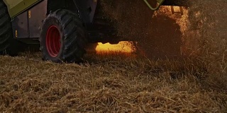SLO MO联合收割机收割小麦时的灰尘