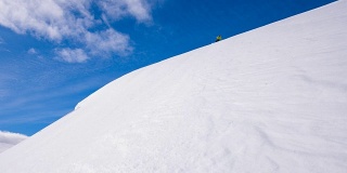 滑雪者从山上下来，骑着刚下的雪