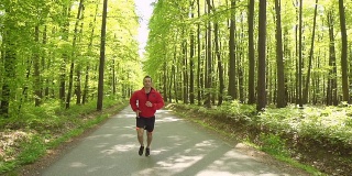 高清慢镜头:在森林里奔跑的人