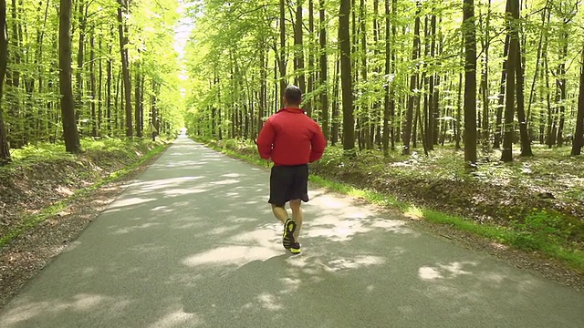 高清慢镜头:一个人在乡间小路上慢跑