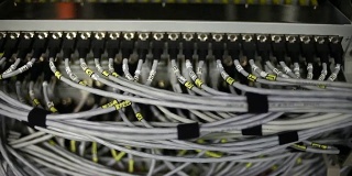 计算机电缆网络向下倾斜(手持)