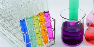 用不同的玻璃器皿淘洗许多化学制品