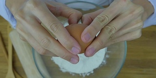 厨师用面粉打鸡蛋的慢动作